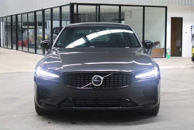 Volvo  Recharge Ultimate, T8 AWD plug-in hybrid, ไฟฟ้า/เบนซิน, Dark